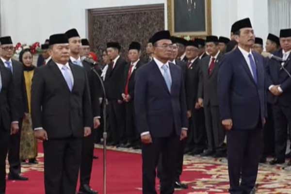 Muhadjir (tengah) saat mengikuti prosesi pelantikan di Istana Negara. (ist) - Presiden Prabowo Percayakan Penasihat Khusus Bidang Urusan Haji pada Mantan Rektor UMM Muhadjir Effendy