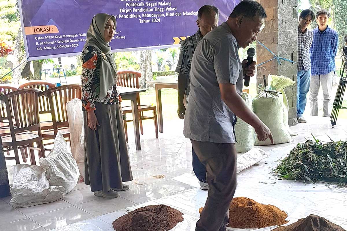Narasumber memberikan contoh pembuatan complete feed berkualitas. (ist) - Kolaborasi Polinema dan UMKM KUB Mustarika Jaya Makmur Tingkatkan Kualitas Susu Sapi Perah