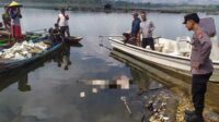 Proses evakuasi korban tenggelam di Kecamatan Kepanjen yang ditemukan di bendungan Kebon Klopo, Desa Jatiguwi, Kecamatan Sumberpucung. (ist) - Jasad Lansia di Kepanjen Hilang Terseret Aliran Sungai Saat Mencari Kayu Bakar Akhirnya Ditemukan