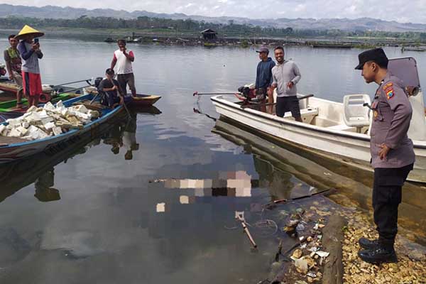 Proses evakuasi korban tenggelam di Kecamatan Kepanjen yang ditemukan di bendungan Kebon Klopo, Desa Jatiguwi, Kecamatan Sumberpucung. (ist) - Jasad Lansia di Kepanjen Hilang Terseret Aliran Sungai Saat Mencari Kayu Bakar Akhirnya Ditemukan