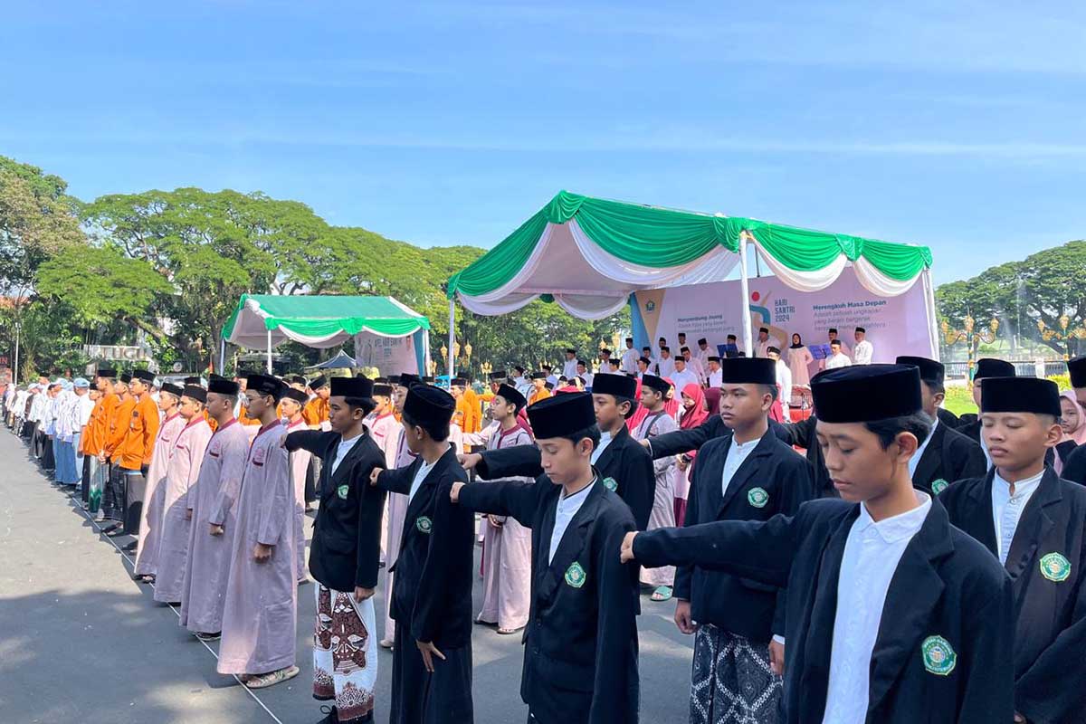 Para santri sedang melakukan apel Hari Santri Nasional. (ws12) - Peringati HSN, Pj Wali Kota Malang Ajak Santri Sambung Juang, Merengkuh Masa Depan