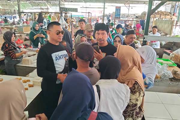 Pedagang Pasar Madyopuro sambut dan rindukan Abah Anton kembali memimpin Kota Malang. (ist) - Pedagang Pasar Madyopuro Rindukan Abah Anton Kembali Memimpin Kota Malang