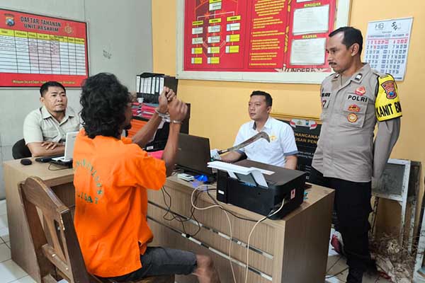 Pelaku pembacokan saat diamankan di Polsek Kalisat. (Seru.co.id/amb) - Terbakar Api Cemburu, Pria di Jember Nekat Bacok Tetangga hingga Luka Parah