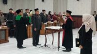 Pelantikan dan pengambilan sumpah tersebut, dipimpin langsung oleh ketua Pengadilan Negeri Situbondo, Achmad Rasjid. (Seru.co.id/aza) - Sempat Tertunda Akibat Usulan Partai, Akhirnya Andi Handoko Dilantik sebagai Wakil Ketua DRPD Situbondo