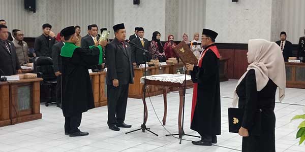 Pelantikan dan pengambilan sumpah tersebut, dipimpin langsung oleh ketua Pengadilan Negeri Situbondo, Achmad Rasjid. (Seru.co.id/aza) - Sempat Tertunda Akibat Usulan Partai, Akhirnya Andi Handoko Dilantik sebagai Wakil Ketua DRPD Situbondo