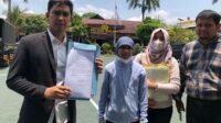 Pelapor yang didampingi kuasa hukum saat melaporkan ITP ke Polres Malang. (Seru.co.id/wul) - Merasa Diperas dan Diancam, Wanita di Tumpang Laporkan Mantan Drivernya