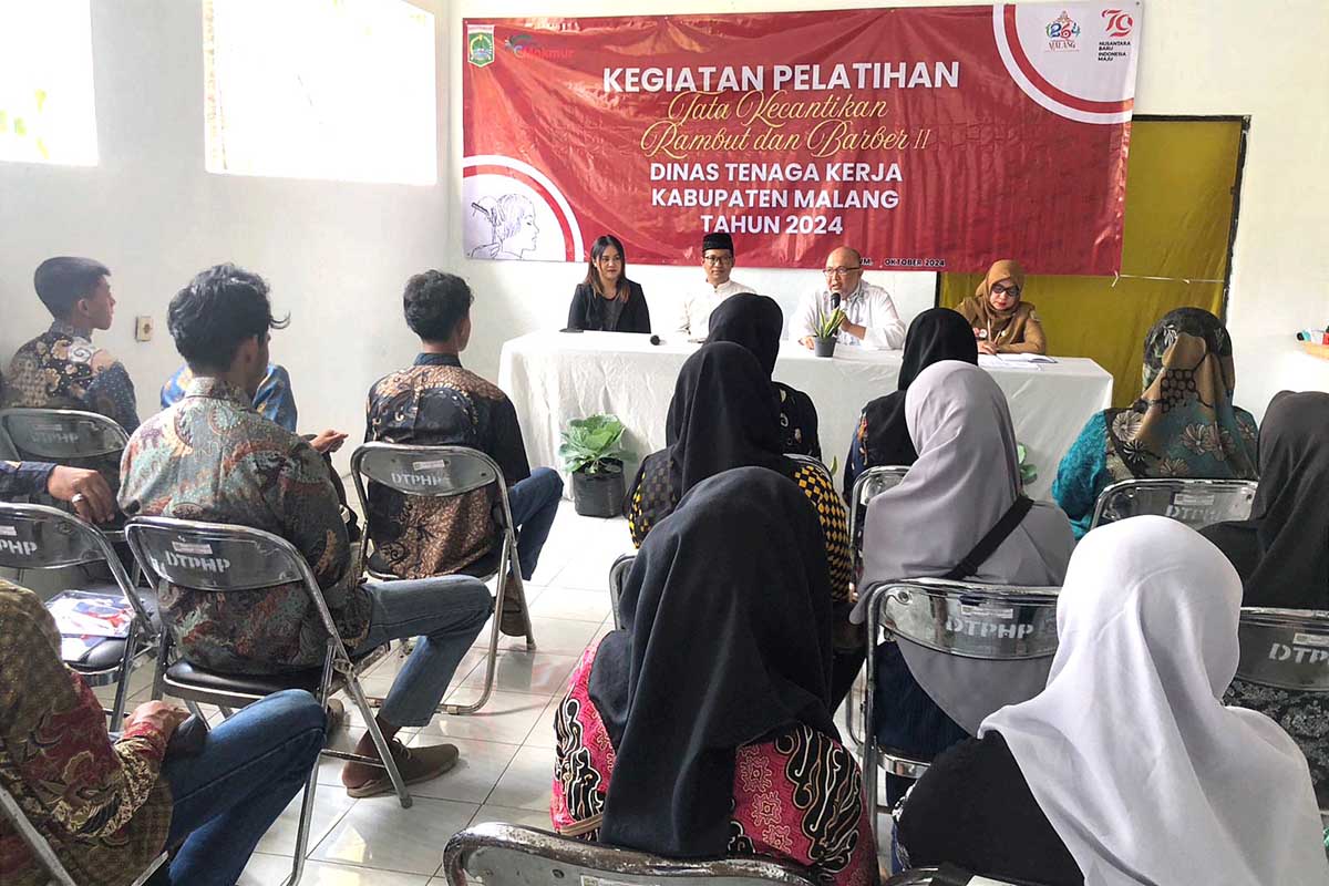 Pelatihan kecantikan rambut dan barbershop II diberikan oleh Disnaker Kabupaten Malang. (wul) - Disnaker Kabupaten Malang Beri Pelatihan Kecantikan Rambut dan Barbershop II, Manfaatkan DBHCHT