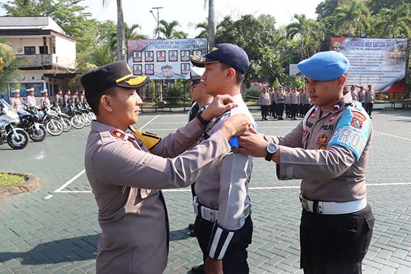 Pemasangan pita biru Operasi Zebra Semeru 2024 kepada para anggota. (ist) - Polres Malang Gelar Operasi Zebra Semeru 2024, Tingkatkan Kesadaran Tertib Berlalu Lintas Warga Kabupaten Malang