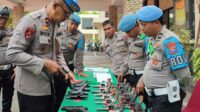 Pemeriksaan kondisi Senpi secara menyeluruh oleh Sipropam Polres Batu. (ist) - Senpi Anggota Polres Batu Diperiksa untuk Hindari Malfungsi