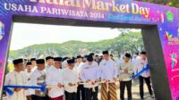 Pemotongan pita oleh Pj Wali Kota Malang menandai pembukaan 'Halal Market Day'. (ws12) - Pj Wali Kota Malang Dorong UMKM Naik Kelas dengan Sertifikasi Halal