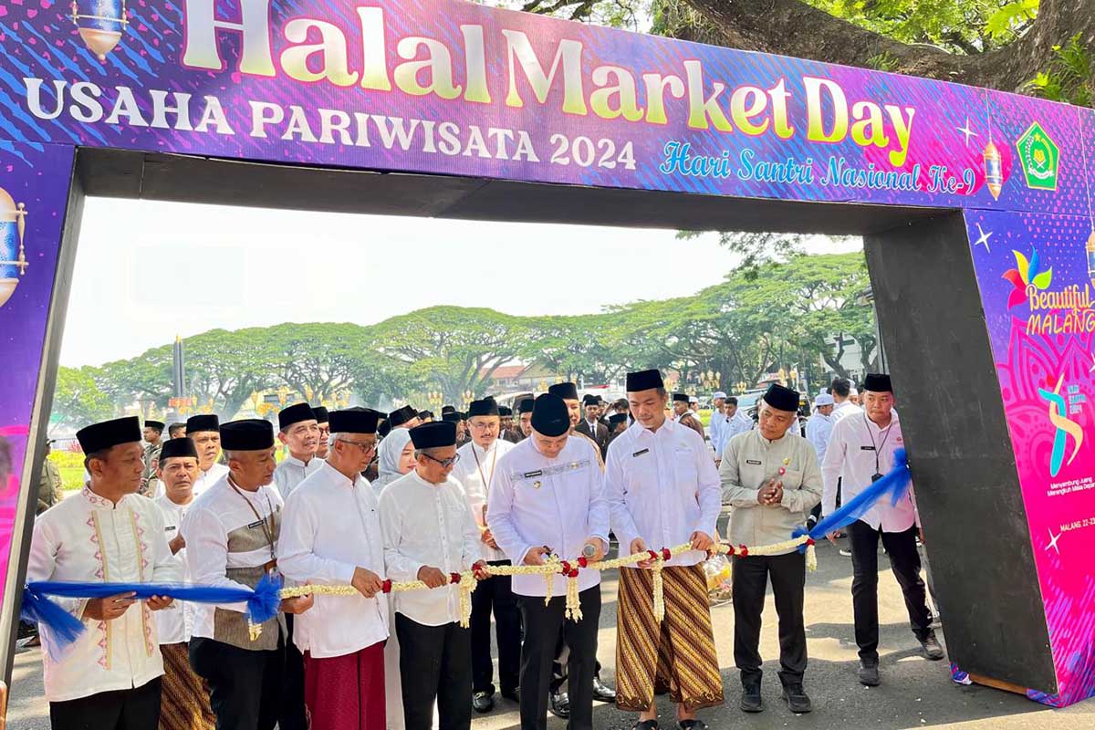 Pemotongan pita oleh Pj Wali Kota Malang menandai pembukaan 'Halal Market Day'. (ws12) - Pj Wali Kota Malang Dorong UMKM Naik Kelas dengan Sertifikasi Halal