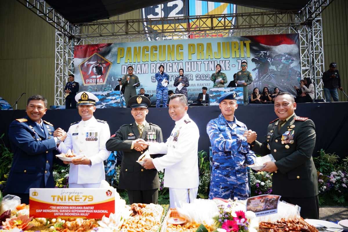 Pemotongan tumpeng kepada prajurit termuda dari TNI AD, TNI AU, TNI AL. (ist) - Upacara HUT ke-79 TNI Dipusatkan di Lanud Abd Saleh, Panglima TNI Sampaikan Amanat Ini