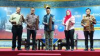 Pemukulan kentongan simbolis diluncurkannya Pusdiklat Kebencanaan bidang kesehatan dan dibukanya Simposium Nasional Kebencanaan. (rhd) - Kali Pertama, UMM Luncurkan Pusdiklat Kebencanaan Bidang Kesehatan