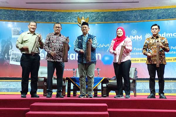 Pemukulan kentongan simbolis diluncurkannya Pusdiklat Kebencanaan bidang kesehatan dan dibukanya Simposium Nasional Kebencanaan. (rhd) - Kali Pertama, UMM Luncurkan Pusdiklat Kebencanaan Bidang Kesehatan
