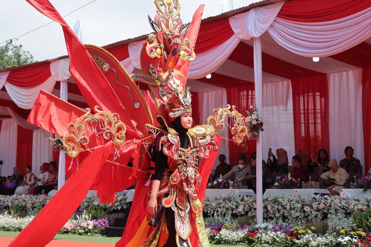 Penampilan kostum Carnival dari kontingen Polres Batu. (ist) - Batu Art Flower Carnival #3 Tahun 2024 Meriahkan Hari Jadi ke-23 Kota Batu