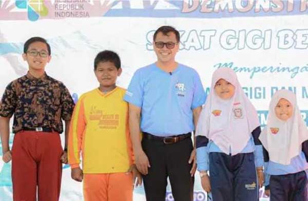 Penjabat Bupati Pamekasan bersama siswa dalam giat demonstrasi sikat gigi. (SERU.co.id/udi) - Edukasi Kesehatan Gigi, Pemkab Pamekasan Gelar Sikat Gigi Massal untuk Siswa Sekolah