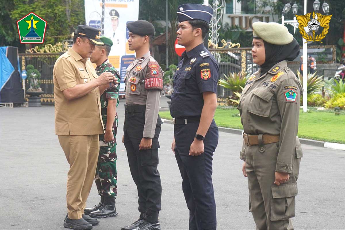 Penyematan pita sebagai tanda Operasi Pemberantasan Rokok Ilegal (TASROLEG) kepada unsur terkait. (ist) - Kirab Pataka Jer Basuki Mawa Beya Bawa Pesan Damai Pilkada dan Gempur Rokok Ilegal
