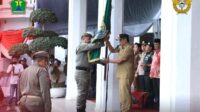 Penyerahan Pataka Jer Basuki Mawa Beya dari Kasatpol PP Kabupaten Malang kepada Pj Wali Kota Malang. (ist) - Kirab Pataka Jer Basuki Mawa Beya Bawa Pesan Damai Pilkada dan Gempur Rokok Ilegal