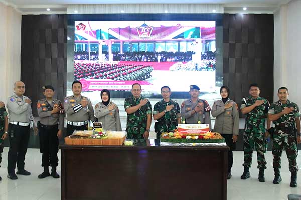 Peringati HUT ke-79 TNI, Polresta Makota berikan 13 tumpeng serentak. (ist) - Peringati HUT ke-79 TNI, Polresta Makota Berikan 13 Tumpeng Serentak