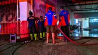 Petugas pemadam kebakaran terus berjibaku untuk memadamkan kobaran api yang terus membesar tertiup angin. (Seru.co.id/aza) - Kerugian Capai Miliaran, Bengkel dan Sparepart Mobil Hangus Terbakar