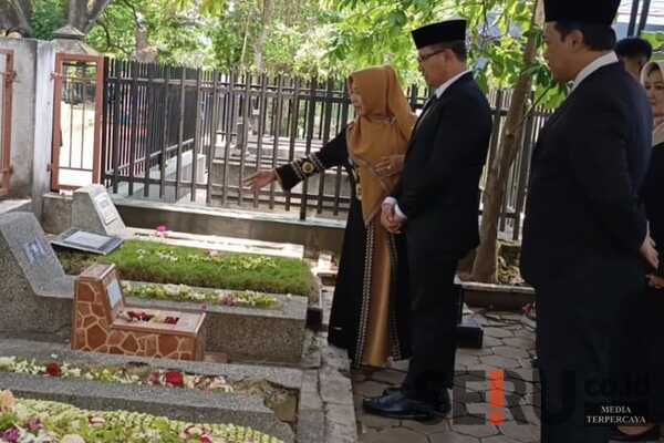 Upacara Ziarah Tabur Bunga ke Makam Wali Kota Imam Kabul Peringati HUT ke-23 Kota Batu