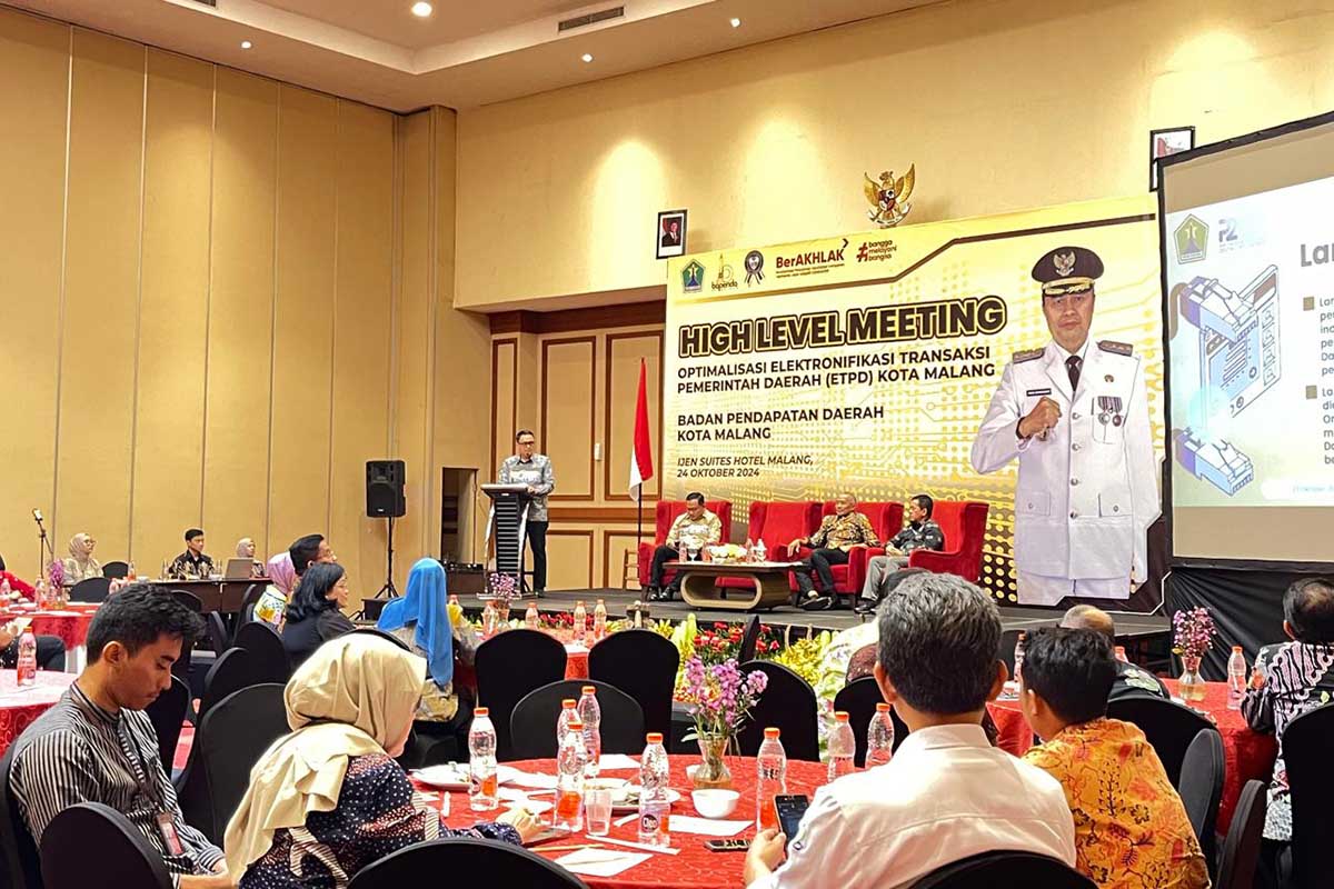 Pj Wali Kota Malang, Iwan Kurniawan, menyampaikan hasil meeting. (ws12) - Pj Wali Kota Malang Ajak Peningkatan ETPD untuk Efisiensi Pajak