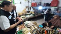 Pj Wali Kota Malang berdialog dengan pedagang Pasar Sawojajar. (rhd) - Pj Wali Kota Bersama TPID Sidak Pasar Pantau Harga dan Stok Komoditas Jelang Pilkada