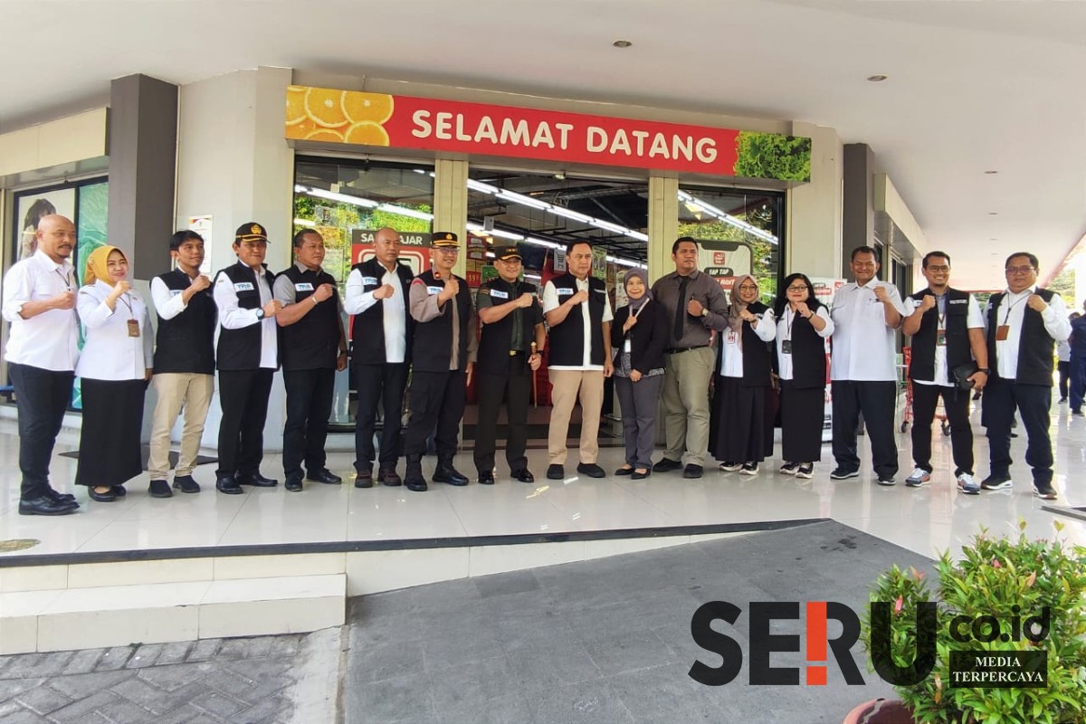 Pj Wali Kota Malang dan TPID sidak harga dan stok retail modern Superindo. (rhd) - Pj Wali Kota Bersama TPID Sidak Pasar Pantau Harga dan Stok Komoditas Jelang Pilkada