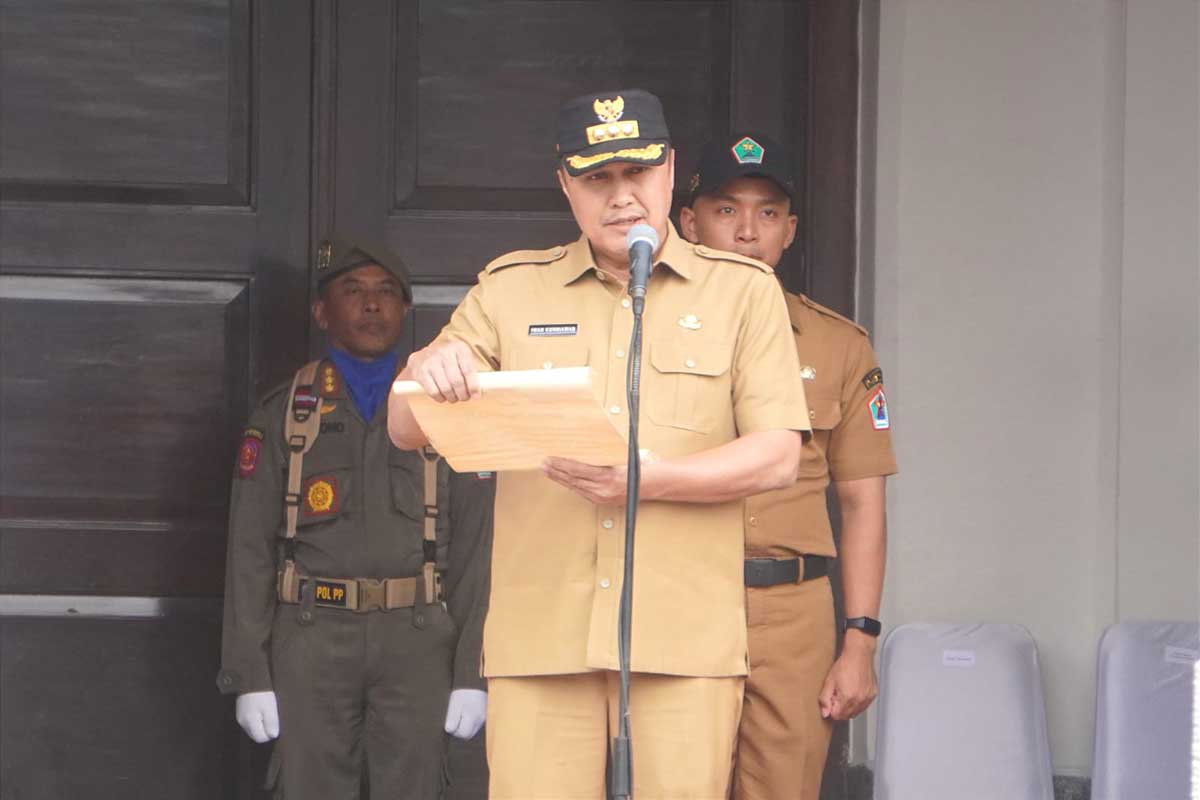 Pj Wali Kota Malang membacakan Ripta Prasasti, berisi pesan singkat Pj. Gubernur Jawa Timur, Adhy Karyono AKs MAP. (ist) - Kirab Pataka Jer Basuki Mawa Beya Bawa Pesan Damai Pilkada dan Gempur Rokok Ilegal