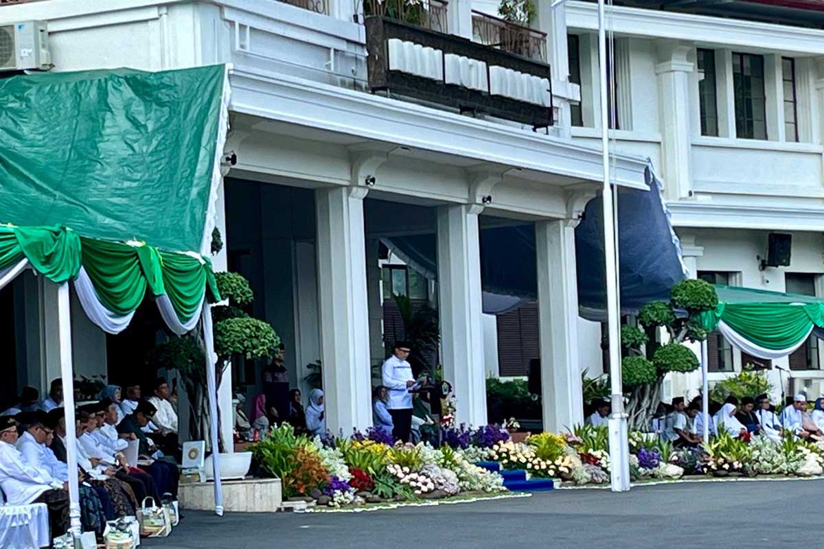 Pj Wali Kota Malang memberikan sambutan dalam Apel Hari Santri Nasional. (ws12) - Peringati HSN, Pj Wali Kota Malang Ajak Santri Sambung Juang, Merengkuh Masa Depan