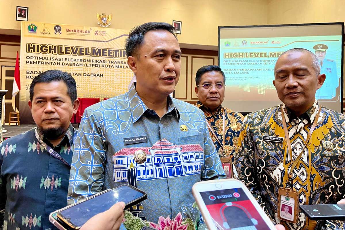 Pj Wali Kota Malang menjawab pertanyaan awak media. (ws12) - Pj Wali Kota Malang Ajak Peningkatan ETPD untuk Efisiensi Pajak