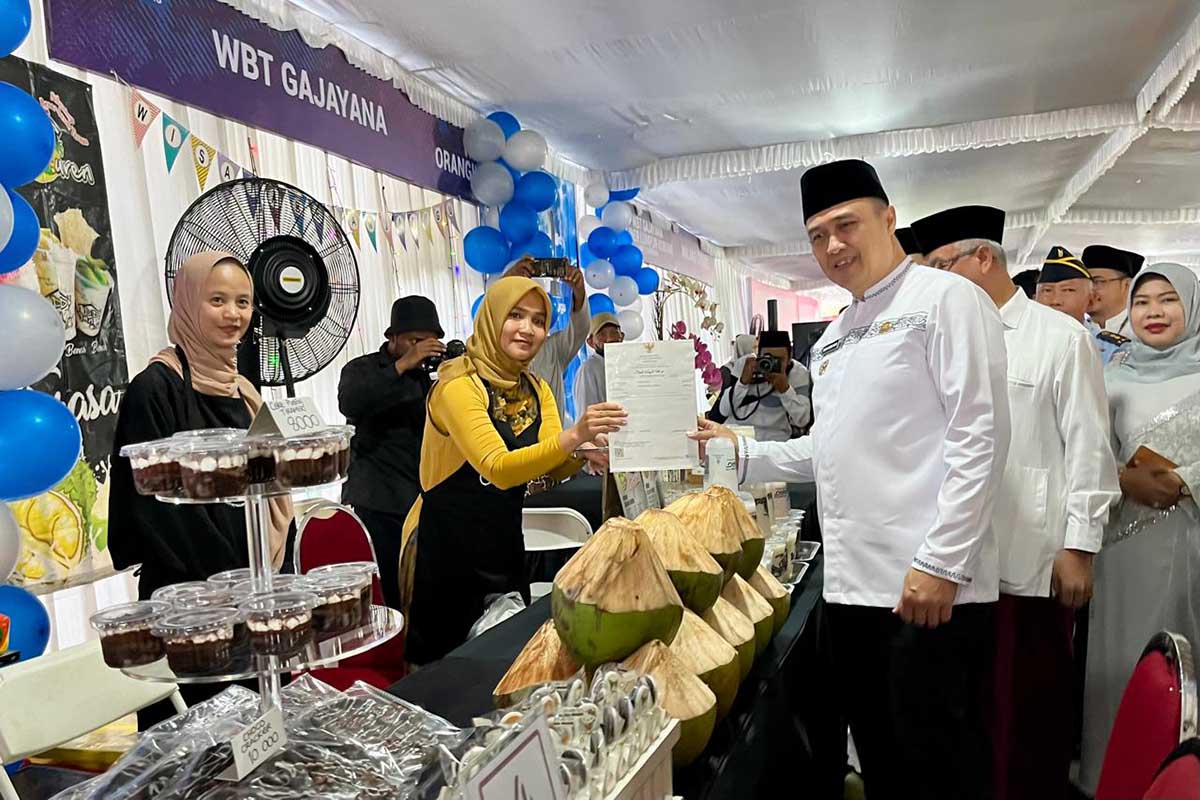 Pj Wali Kota Malang Dorong UMKM Naik Kelas dengan Sertifikasi Halal 1 Pj Wali Kota Malang menyapa stand UMKM bersertifikat halal. (ws12) - Pj Wali Kota Malang Dorong UMKM Naik Kelas dengan Sertifikasi Halal
