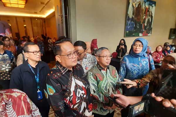 Pj. Gubenur Jatim, Adhy Karyono, saat memberikan keterangan pada awak media. (Seru.co.id/dik) - Pj Gubernur Jatim Buka Konsultasi Regional PDRB Jabalnusra 2024 di Malang