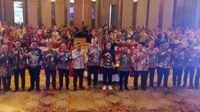 Pj. Gubernur Jatim berfoto bersama peserta Konsultasi Regional PDRB Jabalnusra 2024. (Seru.co.id/dik) - Pj Gubernur Jatim Buka Konsultasi Regional PDRB Jabalnusra 2024 di Malang