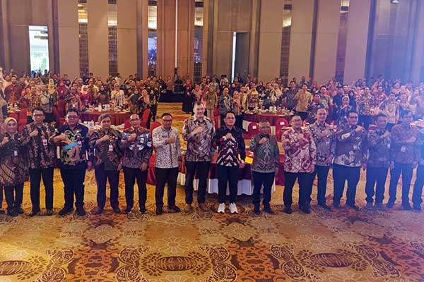 Pj. Gubernur Jatim berfoto bersama peserta Konsultasi Regional PDRB Jabalnusra 2024. (Seru.co.id/dik) - Pj Gubernur Jatim Buka Konsultasi Regional PDRB Jabalnusra 2024 di Malang