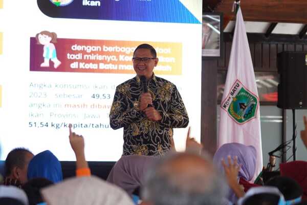 Pj. Wali Kota Batu Ajak Anak-anak Gemar Makan Ikan