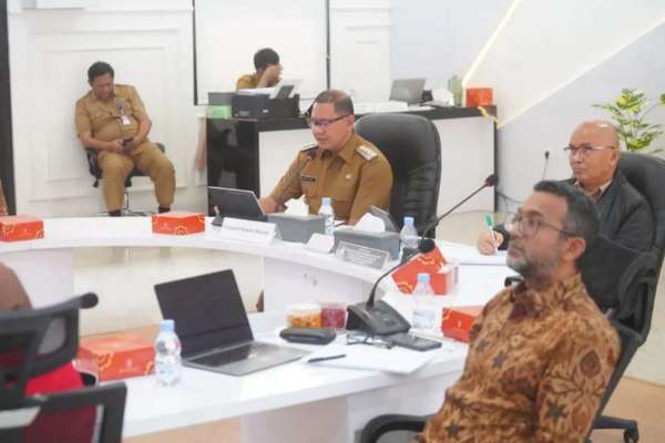 Pj. Wali Kota Batu saat memaparkan inovasi unggulan dari Pemkot Batu. (ist) - Kota Batu Masuk Nominasi Kota Terinovatif dalam Innovative Government Award 2024