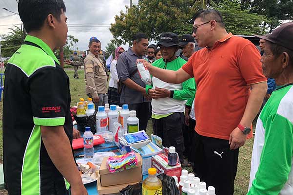 Plt. Bupati Malang, Didik Gatot Subroto tengah memeriksa berbagai jenis pupuk. (Seru.co.id/wul) - Percepatan Panen Padi, Didik Berharap OPD Terkait dan Petani Paham Siklus Tanam