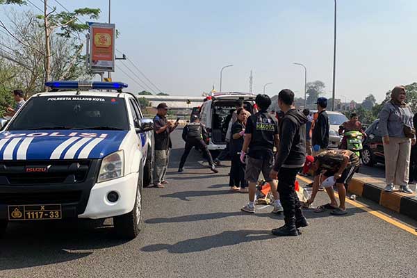 Proses evakuasi di TKP kecelakan maut di Kecamatan Kedungkandang. (ist) - Tiga Bocah di Kedungkandang Alami Kecelakaan, Satu Tewas di Tempat