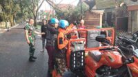 Proses evakuasi pohon tumbang di Kelurahan Oro-oro Dowo, Kecamatan Klojen, Kota Malang akibat cuaca ekstrem. (ist) - Babinsa Oro-oro Dowo dan Tim Bergerak Cepat Evakuasi Pohon Tumbang Akibat Cuaca Ekstrem