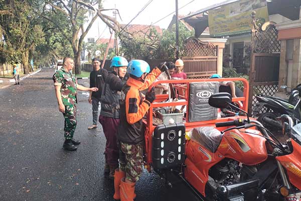 Proses evakuasi pohon tumbang di Kelurahan Oro-oro Dowo, Kecamatan Klojen, Kota Malang akibat cuaca ekstrem. (ist) - Babinsa Oro-oro Dowo dan Tim Bergerak Cepat Evakuasi Pohon Tumbang Akibat Cuaca Ekstrem