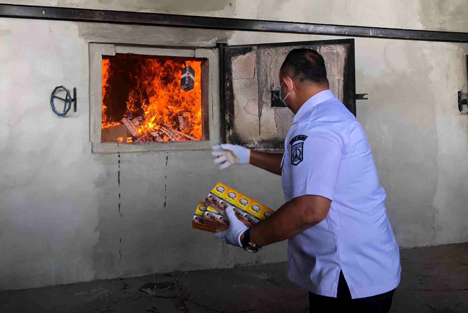 Bea Cukai Malang Musnahkan Jutaan Batang Rokok dan Ratusan Liter Miras Ilegal