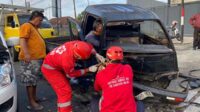 Proses olah TKP kendaraan yang mengalami kecelakaan di Kecamatan Pakisaji. (ist) - Berusaha Menyalip, Dua Mobil Alami Adu Banteng di Pakisaji