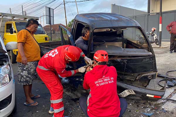 Proses olah TKP kendaraan yang mengalami kecelakaan di Kecamatan Pakisaji. (ist) - Berusaha Menyalip, Dua Mobil Alami Adu Banteng di Pakisaji