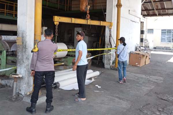 Proses olah TKP penggilingan kertas lokasi korban mengalami kecelakaan kerja. (ist) - Pegawai Pabrik di Sukun Tewas Terjepit Gilingan Pembuatan Kertas