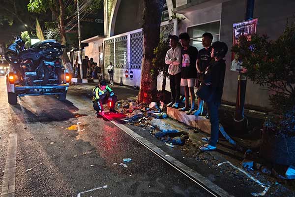 Proses oleh TKP para petugas kepolisian Satlantas Polresta Malang Kota. (ist) - Diduga Mengantuk, Pengemudi Pajero Tabrak Empat Pengendara Roda Dua di Lowokwaru