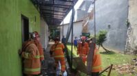 Proses pemadaman api kebakaran pada bangunan bekas Kantor Dinsos Kota Malang oleh PMK Kota Malang. (ist) - Diduga Korsleting Listrik, Bangunan Bekas Kantor Dinsos Kota Malang Terbakar