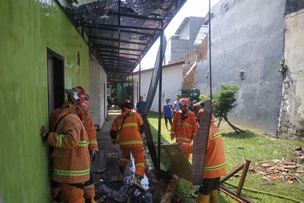 Proses pemadaman api kebakaran pada bangunan bekas Kantor Dinsos Kota Malang oleh PMK Kota Malang. (ist) - Diduga Korsleting Listrik, Bangunan Bekas Kantor Dinsos Kota Malang Terbakar