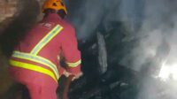 Proses pemadaman lokasi kebakaran wedding property di Jabung, Kabupaten Malang. (ist) - Akibat Korsleting Listrik, Gudang Wedding Property di Jabung Terbakar