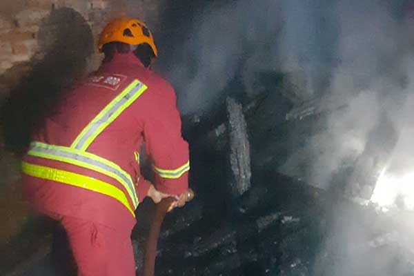 Proses pemadaman lokasi kebakaran wedding property di Jabung, Kabupaten Malang. (ist) - Akibat Korsleting Listrik, Gudang Wedding Property di Jabung Terbakar